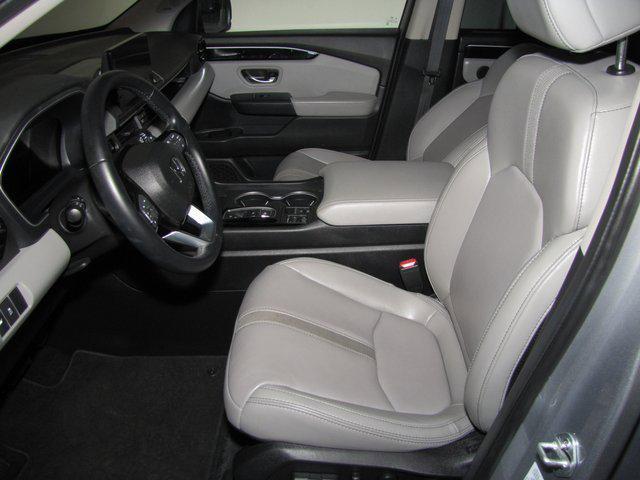 Photo of 2025 Silver Honda Pilot