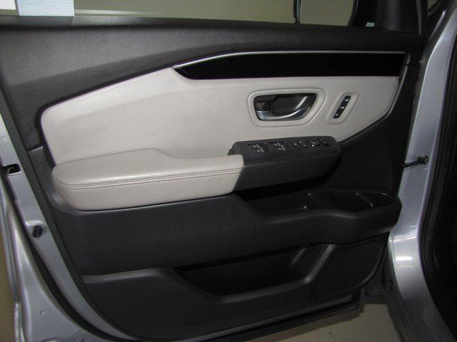 Photo of 2025 Silver Honda Pilot