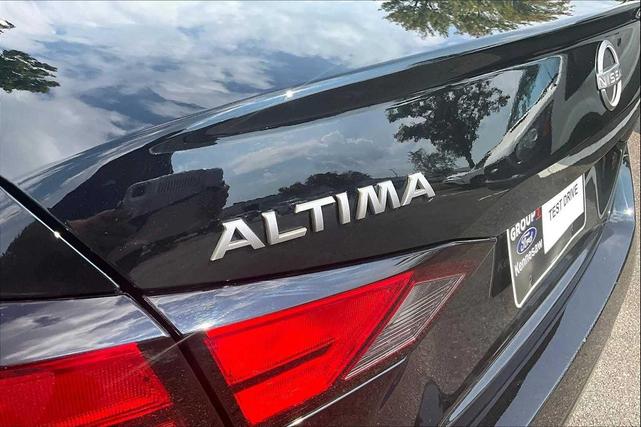 Photo of 2023 Super Black Nissan Altima
