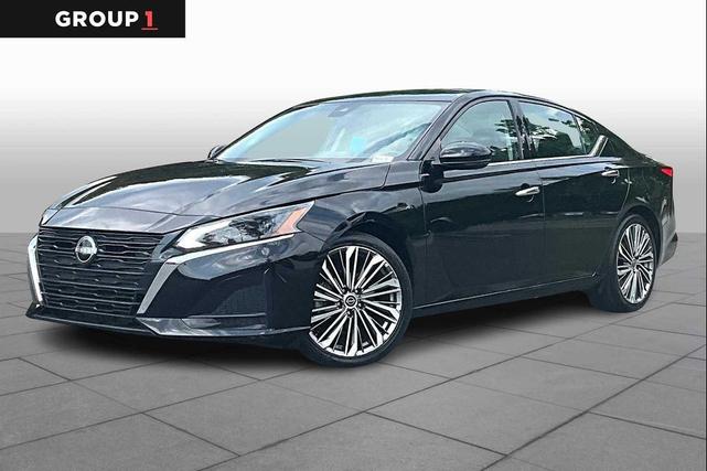 Photo of 2023 Super Black Nissan Altima