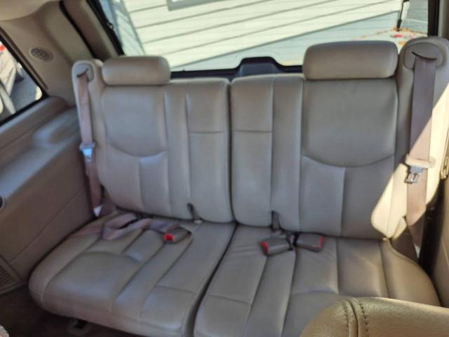 Photo of 2004 Summit White Chevrolet Tahoe