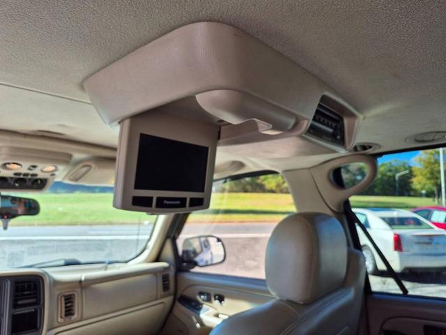 Photo of 2004 Summit White Chevrolet Tahoe