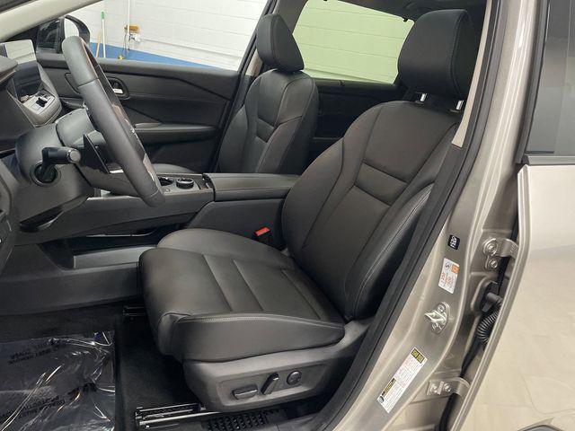 Photo of 2024 Champagne Silver Metallic/Super Black Nissan Rogue