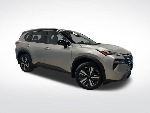 Photo of 2024 Champagne Silver Metallic/Super Black Nissan Rogue