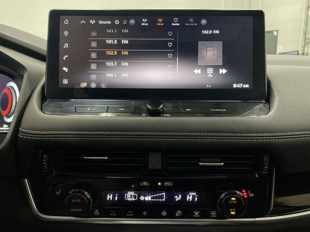 Photo of 2024 Champagne Silver Metallic/Super Black Nissan Rogue