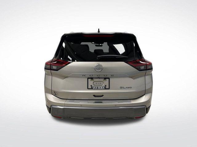 Photo of 2024 Champagne Silver Metallic/Super Black Nissan Rogue