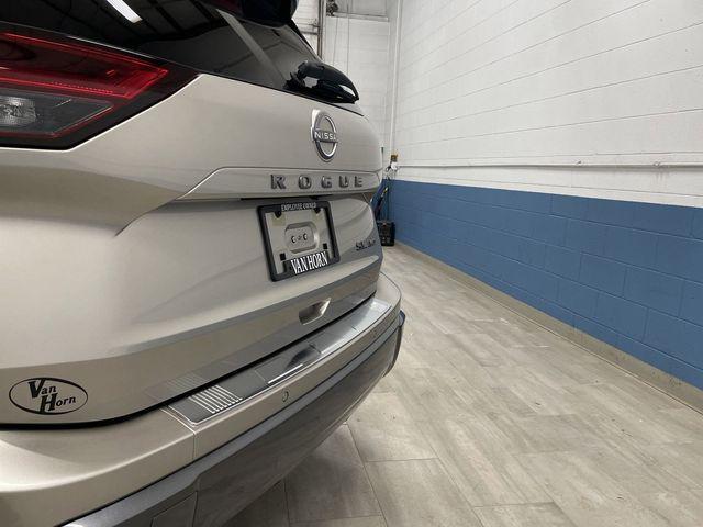 Photo of 2024 Champagne Silver Metallic/Super Black Nissan Rogue
