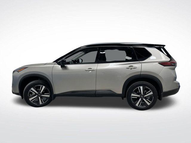 Photo of 2024 Champagne Silver Metallic/Super Black Nissan Rogue