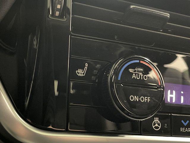 Photo of 2024 Champagne Silver Metallic/Super Black Nissan Rogue