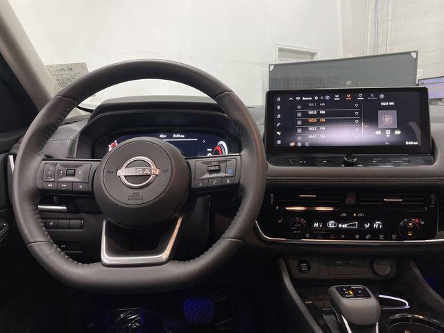 Photo of 2024 Champagne Silver Metallic/Super Black Nissan Rogue