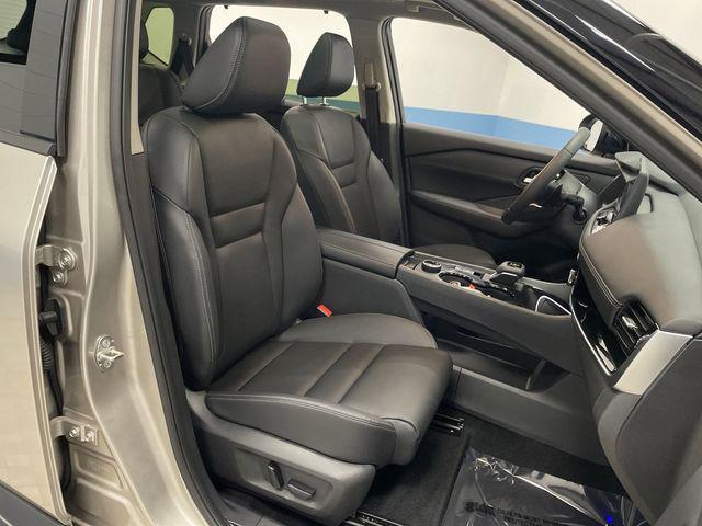 Photo of 2024 Champagne Silver Metallic/Super Black Nissan Rogue