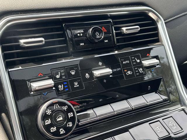 Photo of 2025 Everest White Pearl Tricoat/Super Black Nissan Armada