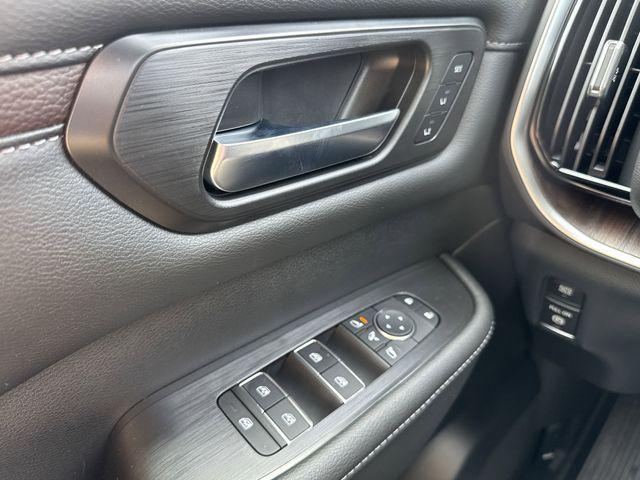 Photo of 2025 Everest White Pearl Tricoat/Super Black Nissan Armada