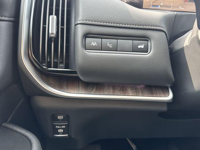 Photo of 2025 Everest White Pearl Tricoat/Super Black Nissan Armada
