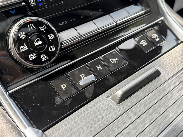 Photo of 2025 Everest White Pearl Tricoat/Super Black Nissan Armada