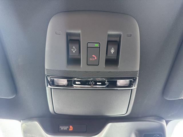 Photo of 2025 Everest White Pearl Tricoat/Super Black Nissan Armada