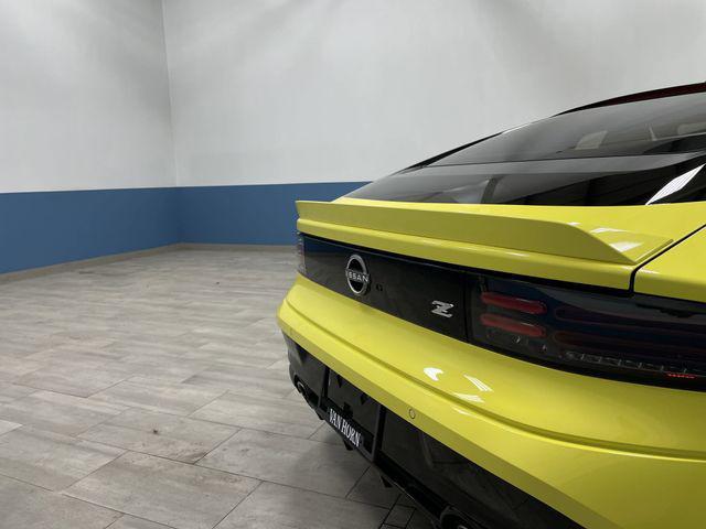 Photo of 2023 Ikazuchi Yellow Pearl Tricoat/Super Black Nissan Z