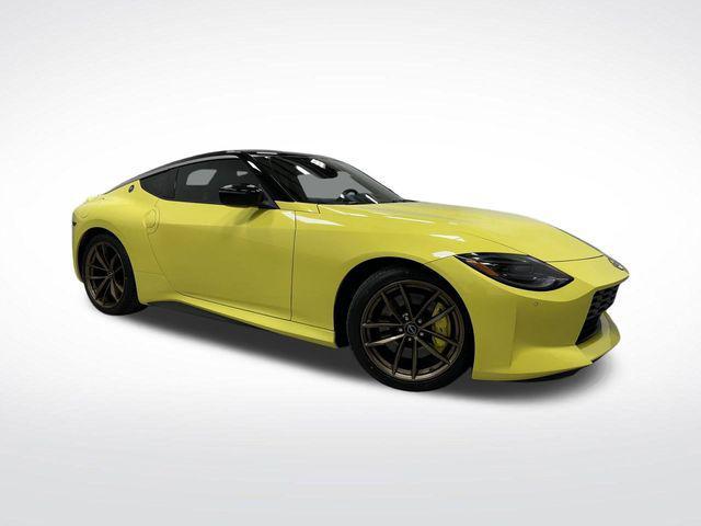 Photo of 2023 Ikazuchi Yellow Pearl Tricoat/Super Black Nissan Z