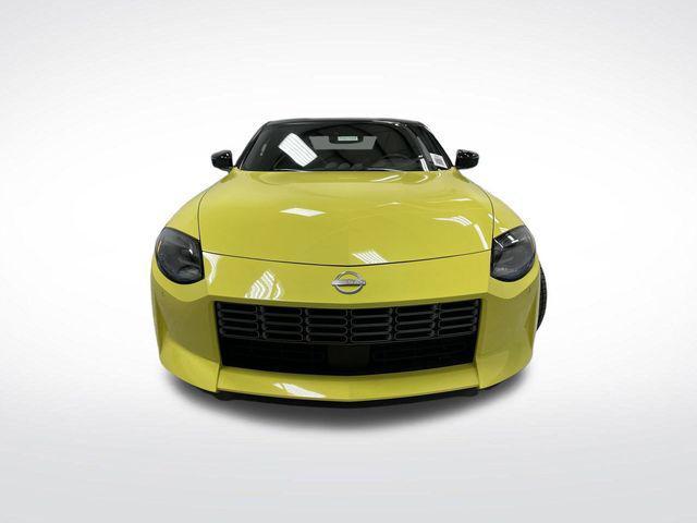 Photo of 2023 Ikazuchi Yellow Pearl Tricoat/Super Black Nissan Z