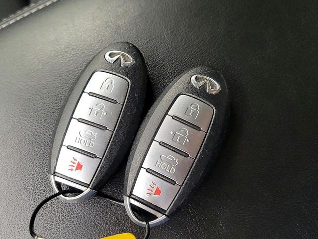Photo of 2018 White INFINITI Q50