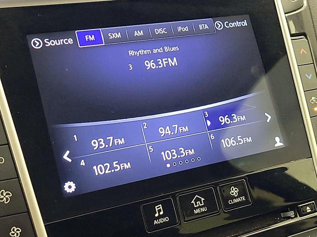 Photo of 2018 White INFINITI Q50