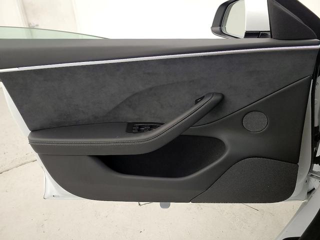 Photo of 2024 White Tesla Model 3