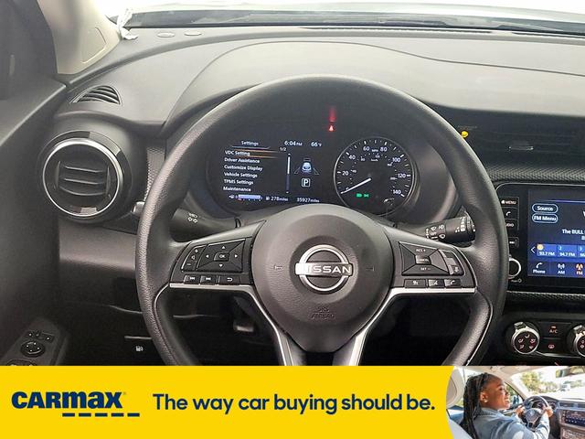 Photo of 2023 Gray Nissan Kicks