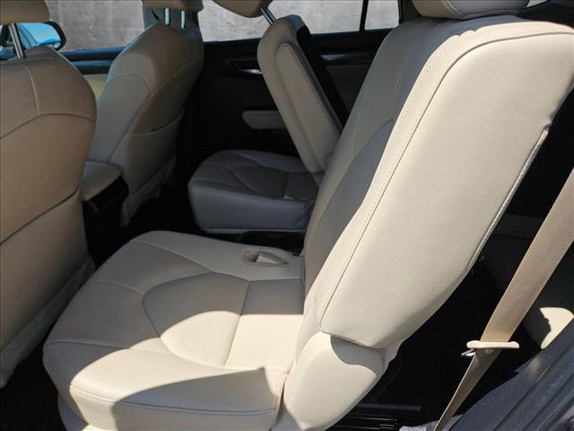 Photo of 2022 Magnetic Gray Metallic Toyota Highlander Hybrid