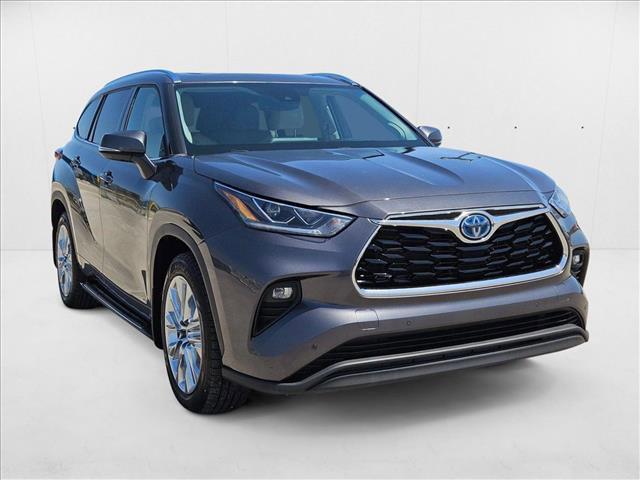 Photo of 2022 Magnetic Gray Metallic Toyota Highlander Hybrid