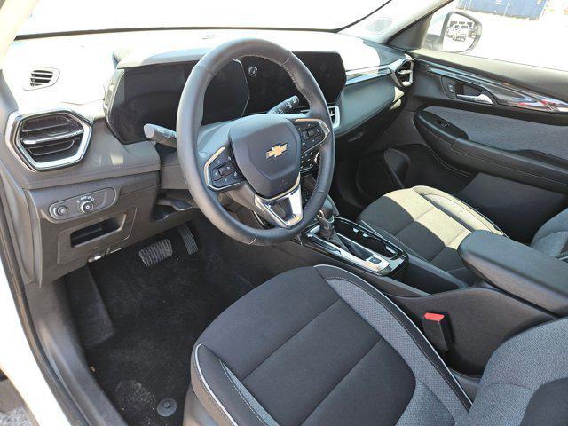 Photo of 2025 Summit White Chevrolet Trailblazer