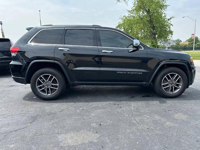 Photo of 2020 Diamond Black Crystal Pearlcoat Jeep Grand Cherokee