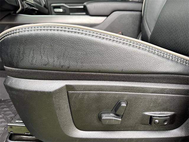 Photo of 2024 Diamond Black Crystal Pearlcoat RAM 2500