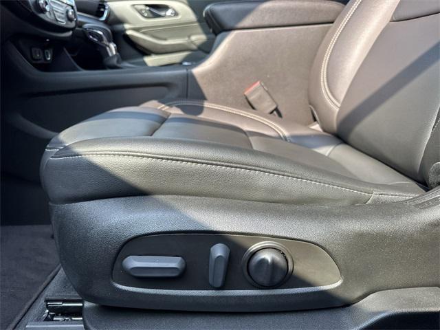 Photo of 2023 Mosaic Black Metallic Chevrolet Traverse