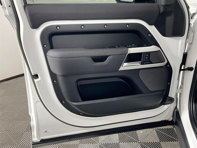 Photo of 2023 Fuji White Land Rover Defender