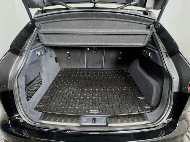 Photo of 2025 Santorini Black Jaguar F-PACE