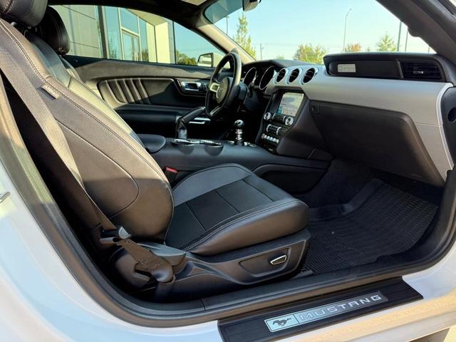 Photo of 2017 Oxford White Ford Mustang