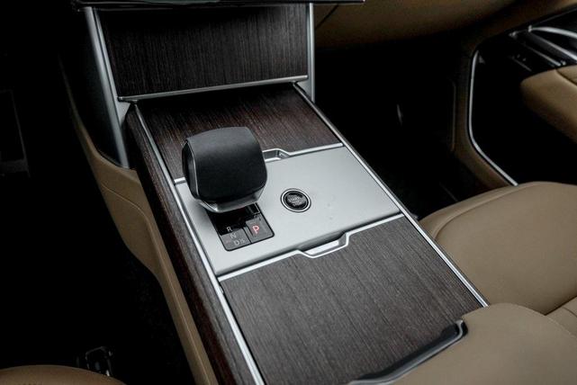 Photo of 2025 Ostuni Pearl White Land Rover Range Rover