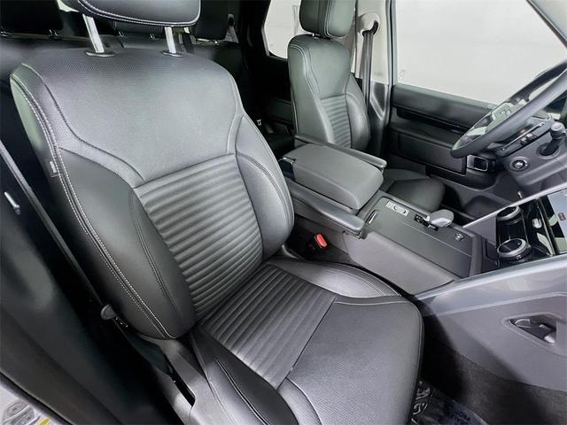 Photo of 2024 Fuji White Land Rover Discovery