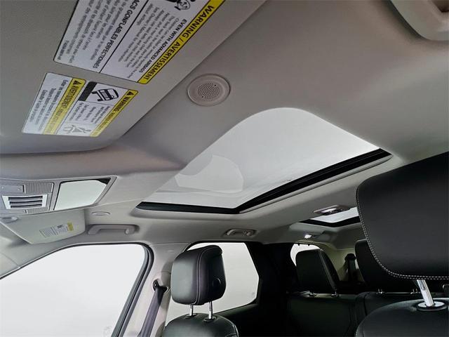 Photo of 2024 Fuji White Land Rover Discovery