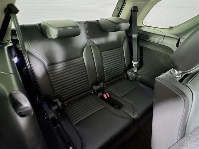 Photo of 2024 Fuji White Land Rover Discovery