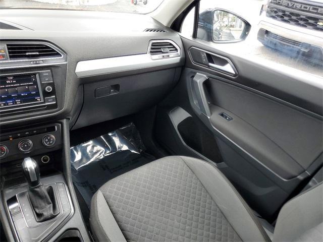 Photo of 2018 Deep Black Pearl Effect Volkswagen Tiguan