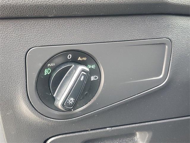 Photo of 2018 Deep Black Pearl Effect Volkswagen Tiguan