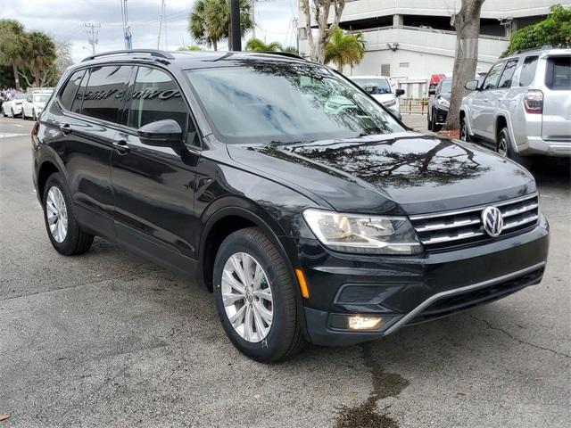Photo of 2018 Deep Black Pearl Effect Volkswagen Tiguan