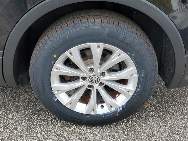 Photo of 2018 Deep Black Pearl Effect Volkswagen Tiguan