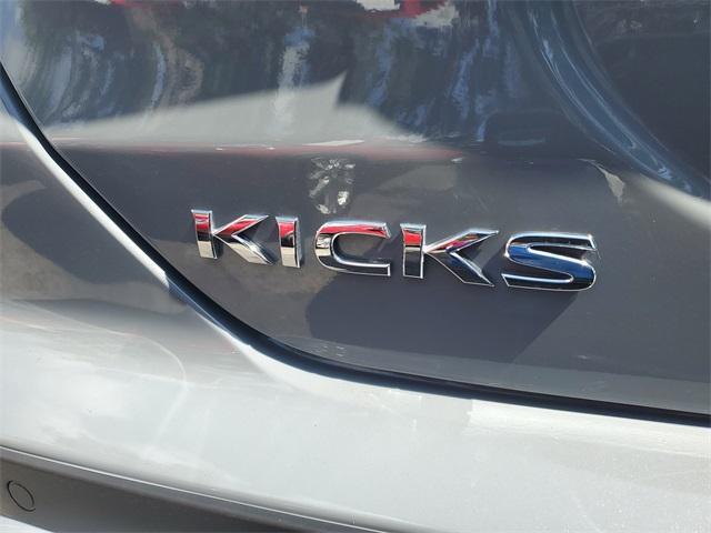 Photo of 2024 Boulder Gray Pearl Nissan Kicks