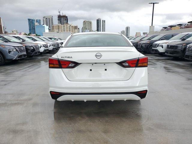 Photo of 2025 Glacier White Nissan Altima