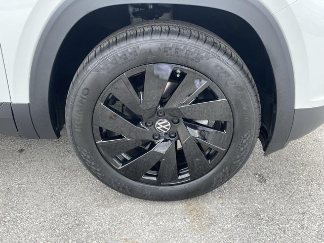 Photo of 2025 White Volkswagen Atlas