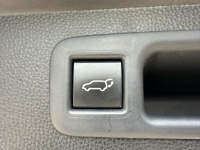 Photo of 2022 Pearl Toyota Highlander