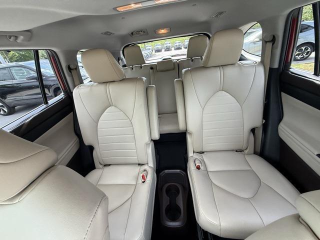Photo of 2022 Pearl Toyota Highlander