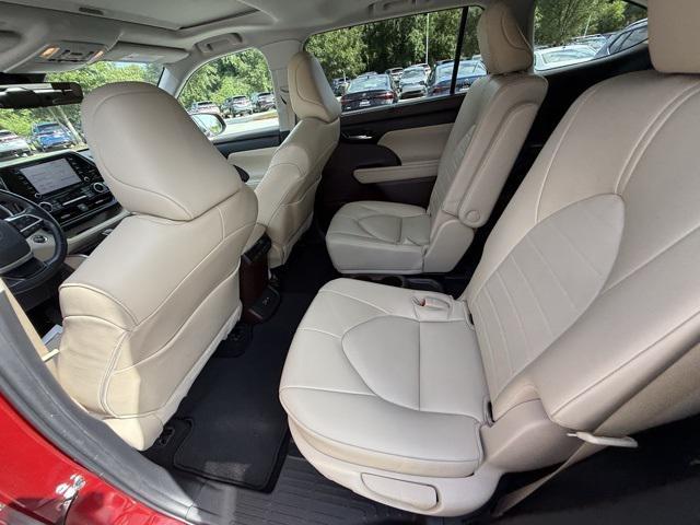 Photo of 2022 Pearl Toyota Highlander